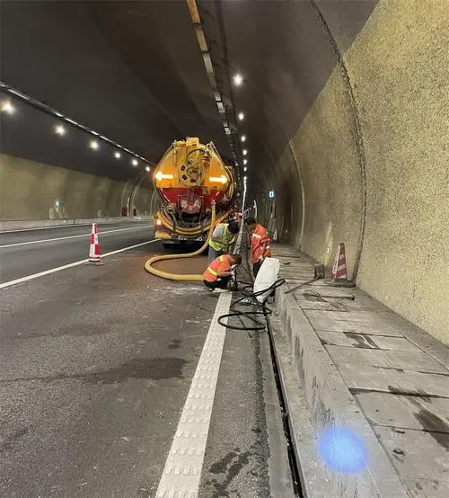 桥西隧道排水渠清淤